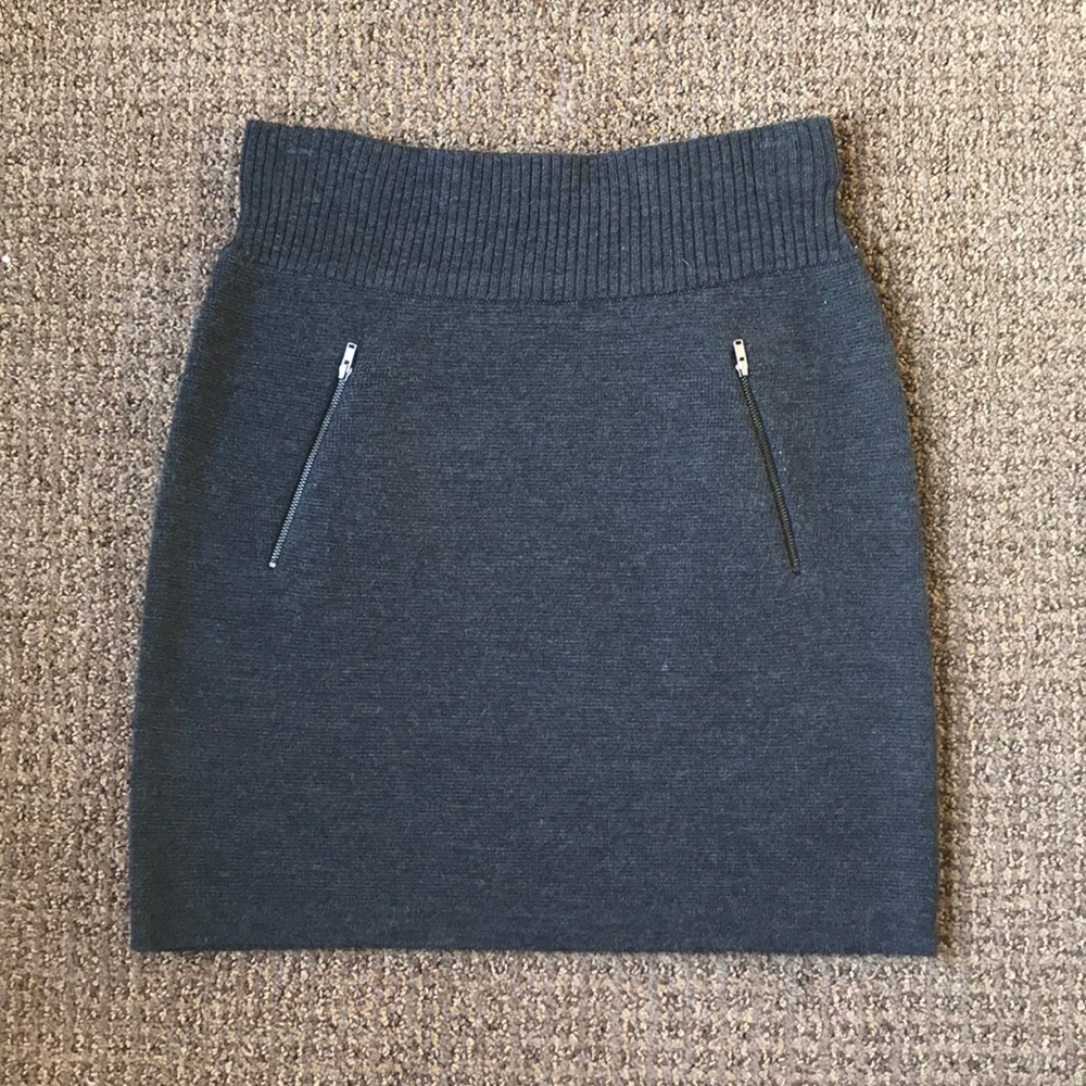 Gray knit skirt